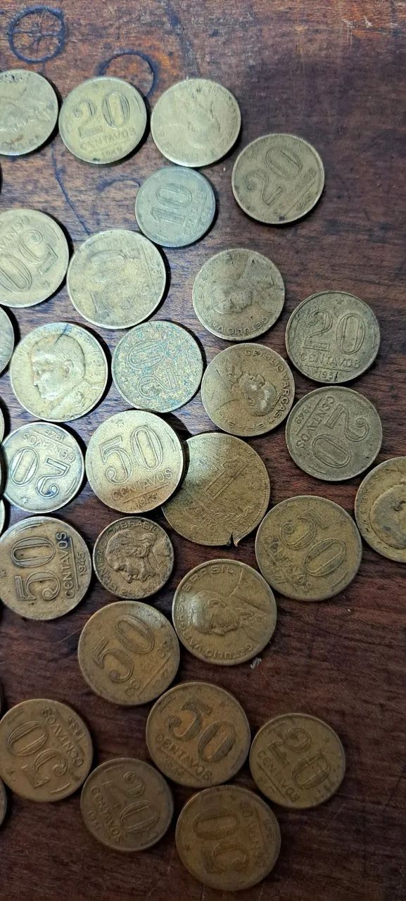 Lote com 70 moedas antigas amarelas  - Foto 5