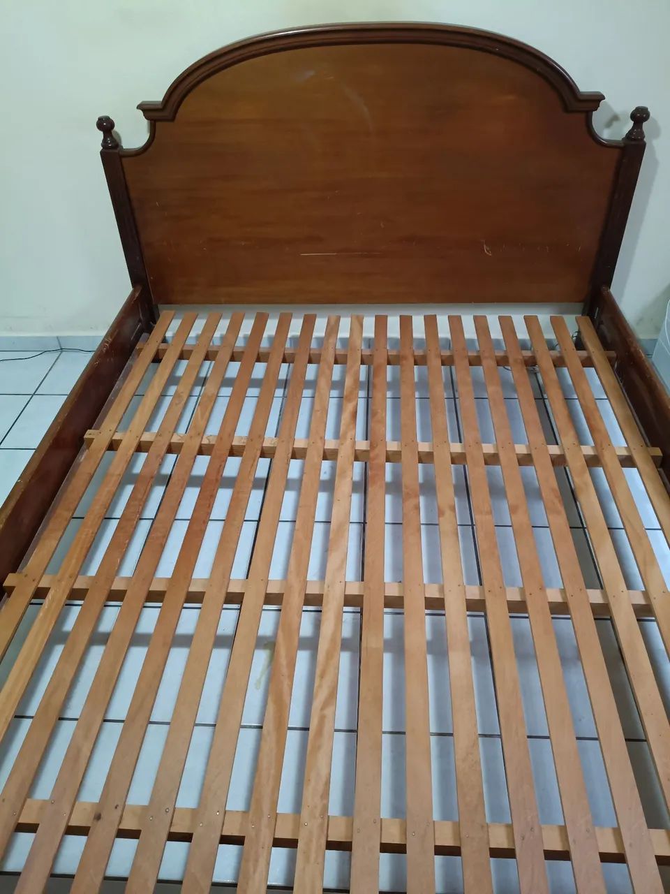 Excelente Cama Queen - madeira maciça  - Foto 2