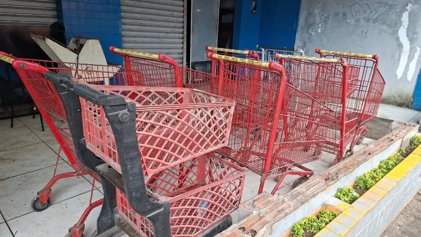 Carrinho de supermercado, usado. Valor: 180,00 reais cada.