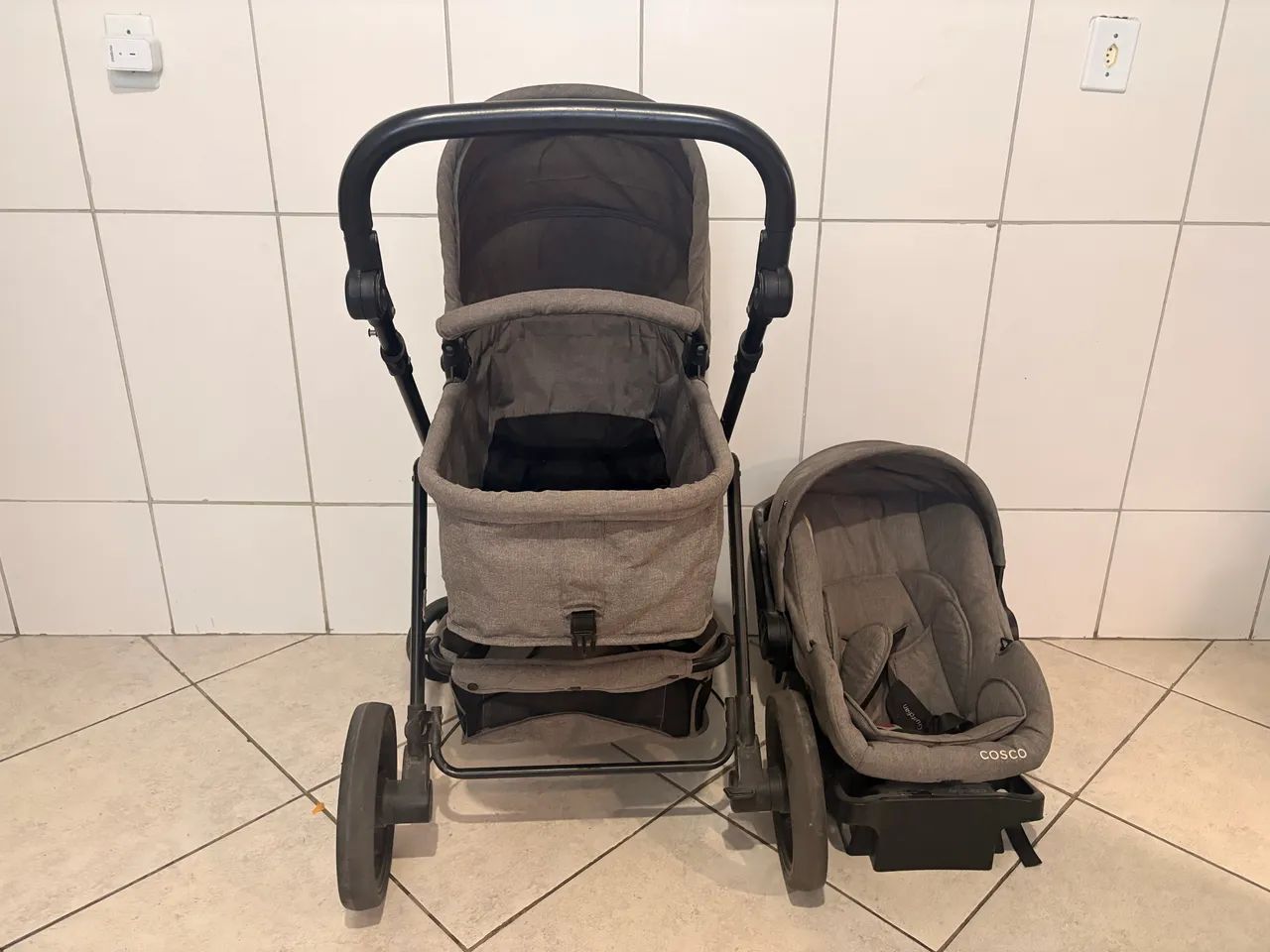 Carrinho de bebê com bebê conforto Cosco - Foto 2