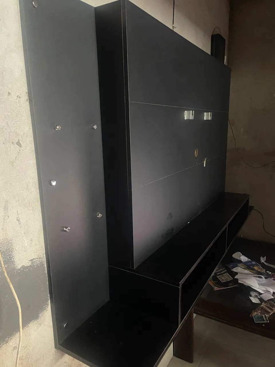 Painel de madeira suporta tv de até 55 polegadas 