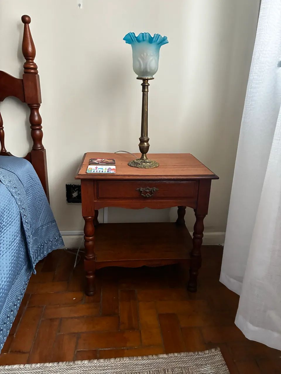 Cama de solteiro madeira maciça + mesa lateral - Foto 4