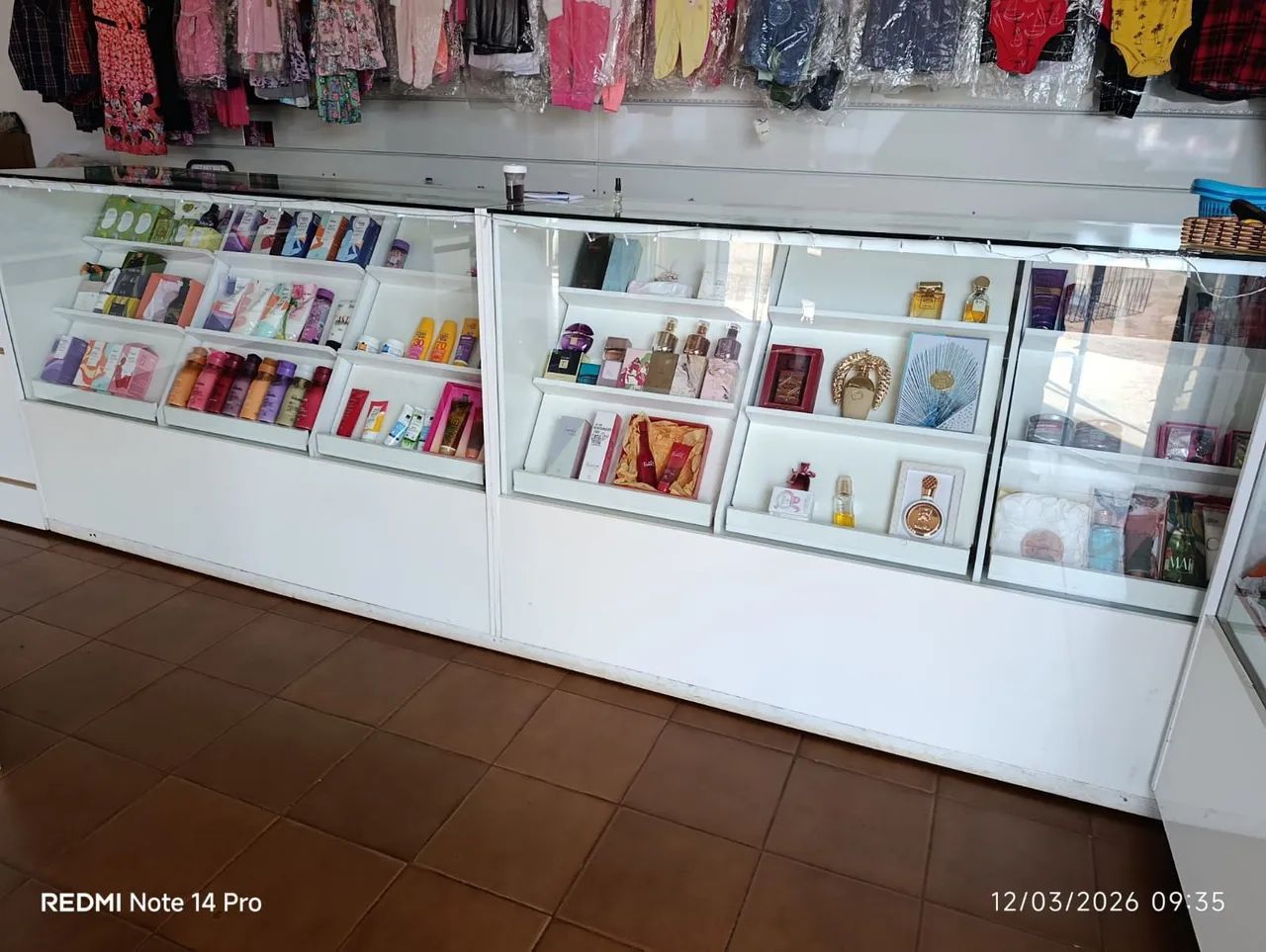 Móveis de loja de roupas e celular 