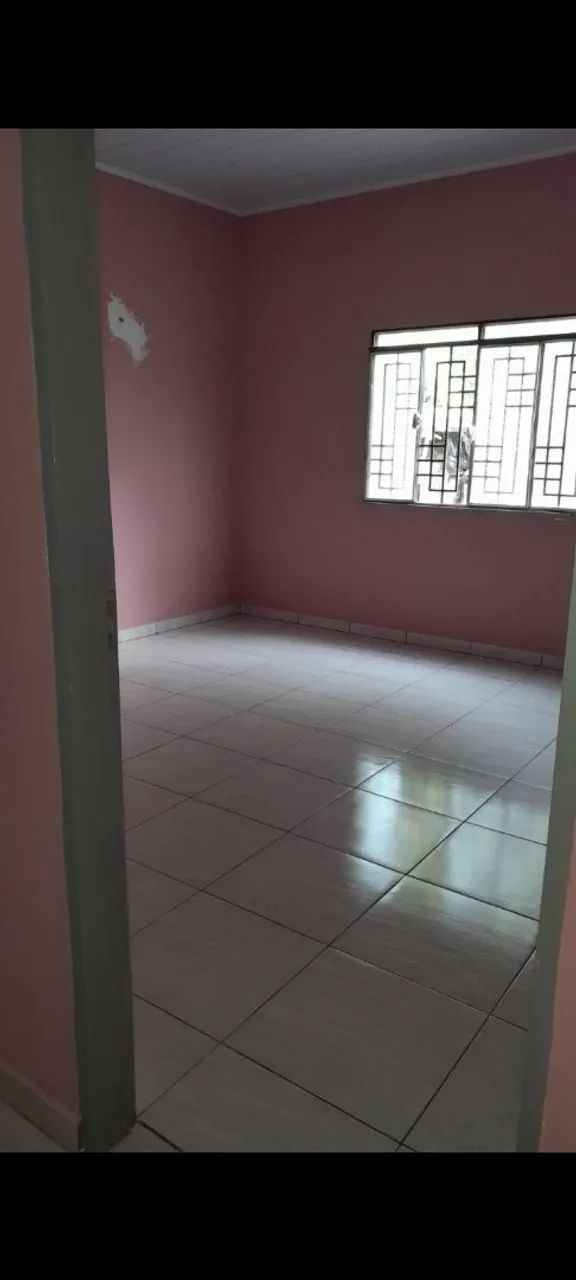 Aluga-se apartamento com dois quartos. Sala cozinha americana.Murado. Portão eletrônico.