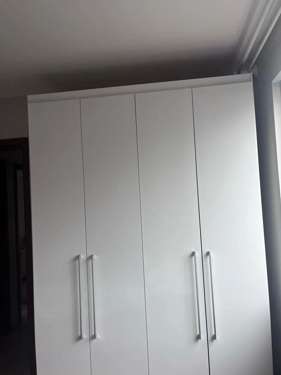 Guarda-roupas branco