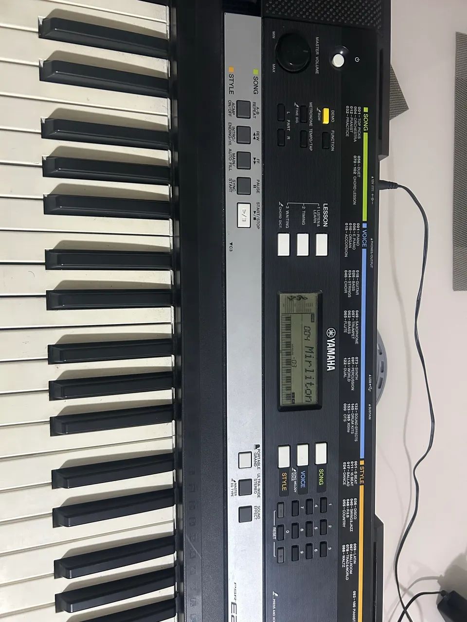 Teclado PSR-E243 e acompanha pedal  - Foto 3