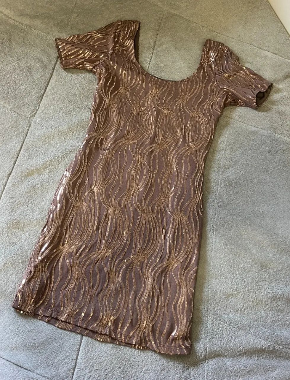 vestido marca BeBe com paetes - Foto 2