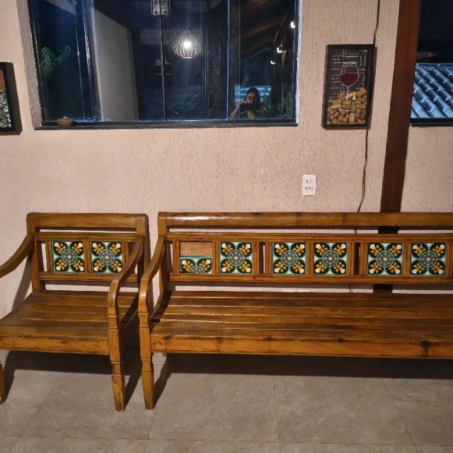 Conjunto de banco e poltronas de madeira