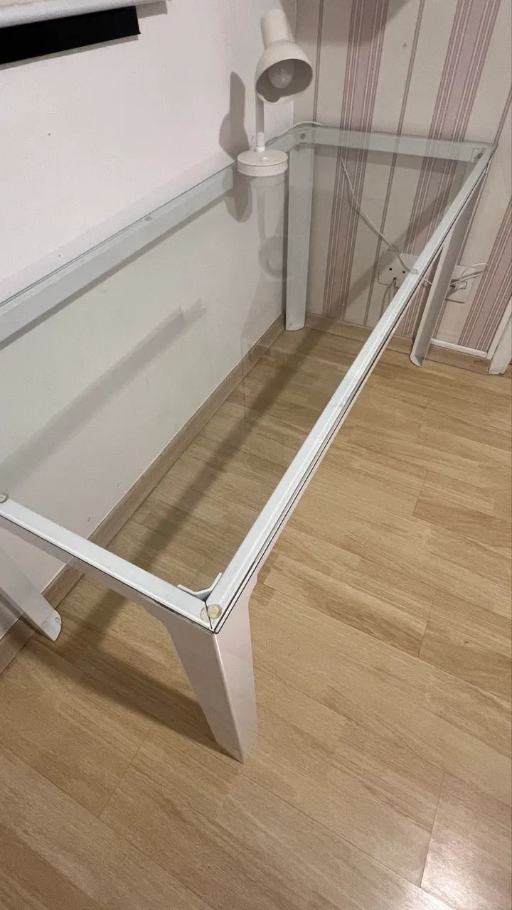 Escrivaninha com base de metal e tampo de vidro medida:1,50x0,60 altura 0,75 - Foto 3