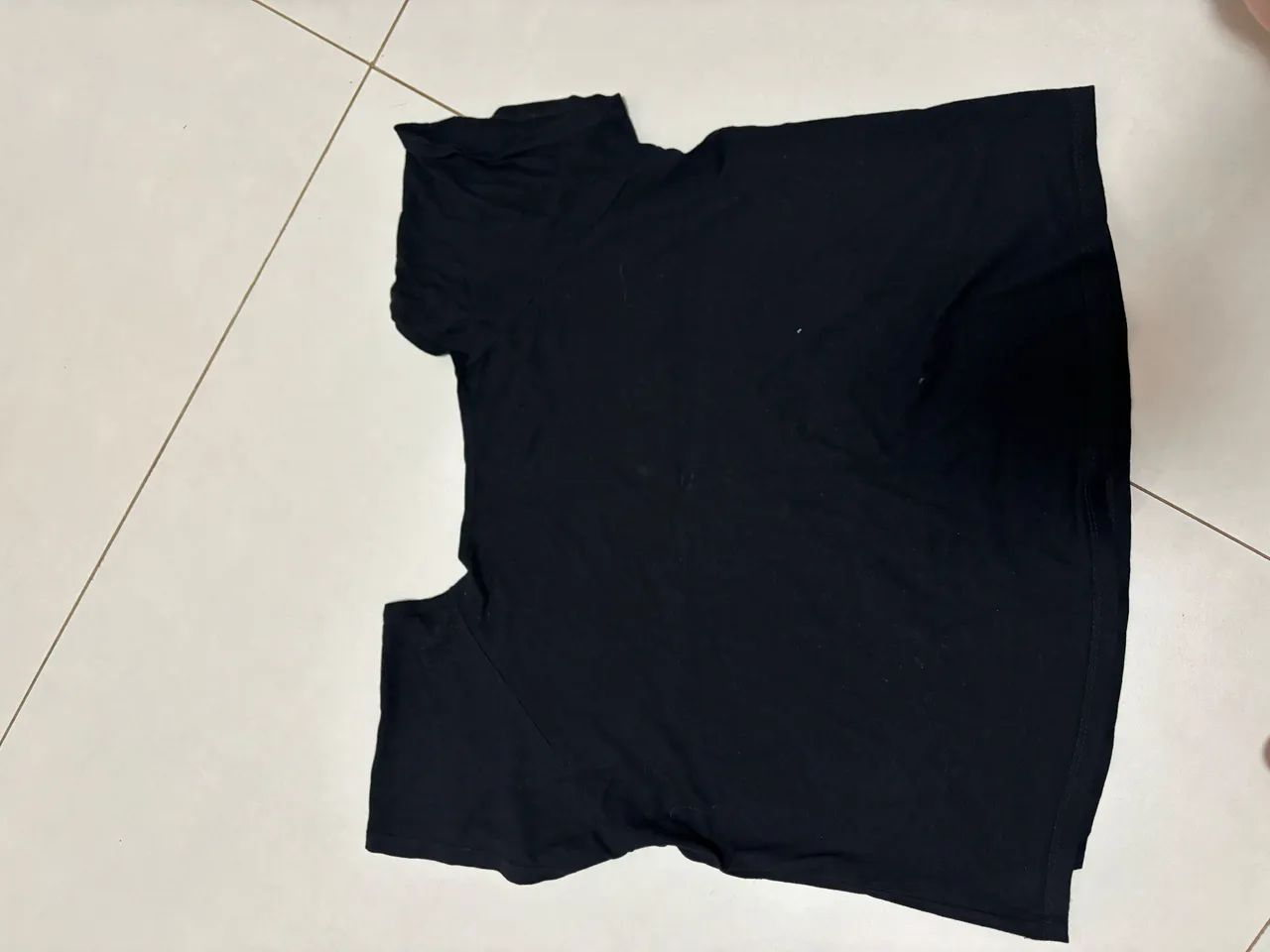 Blusa de ginástica preta larguinha manga curta 