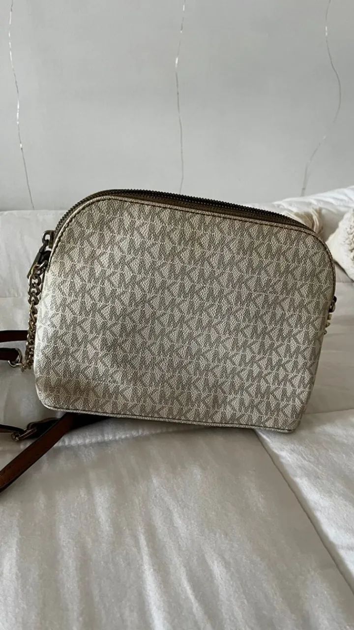 Bolsa Michael Kors transversal bege - Foto 4