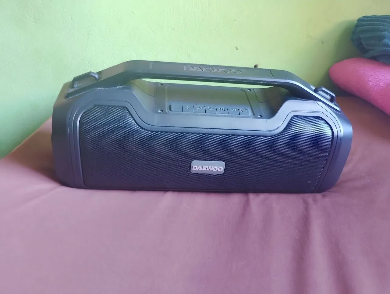 Vende-se caixa, seminova