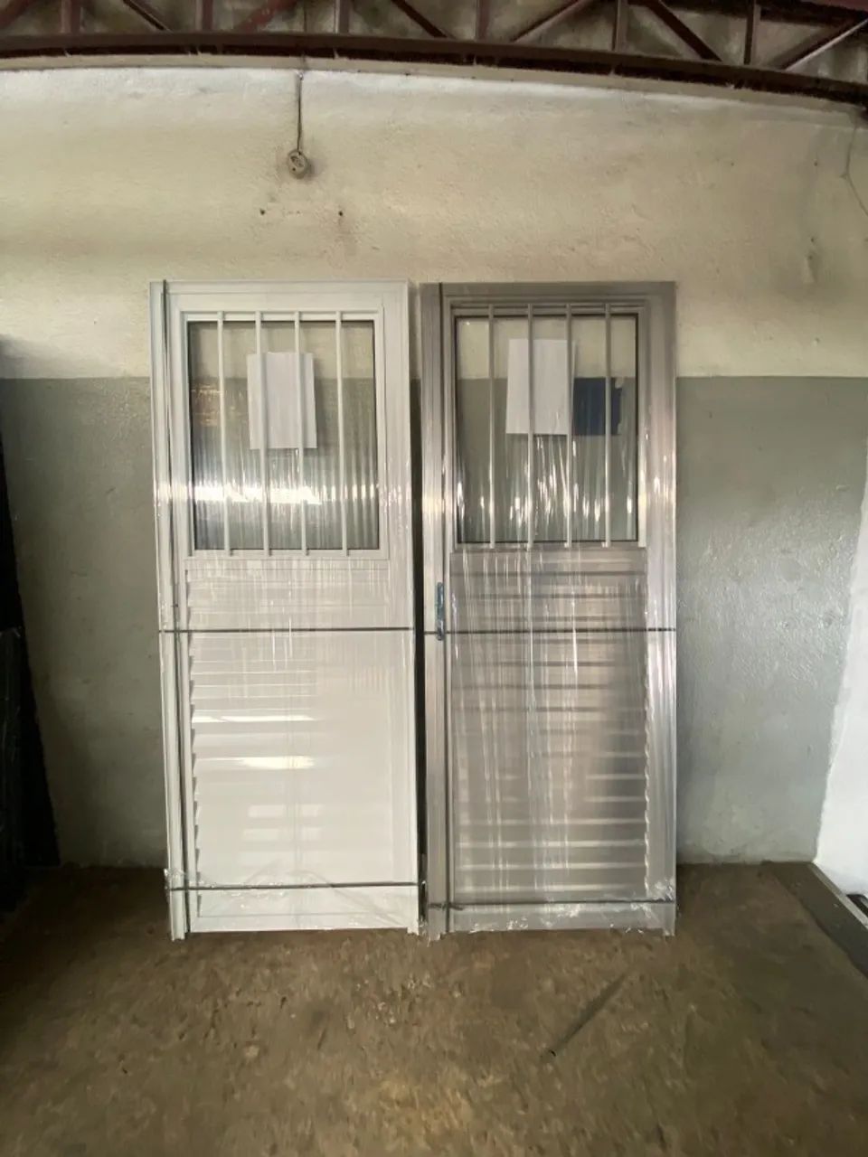 PORTA DE ALÚMINIO COM VIDRO E GRADE - OPORTUNIDADE ÚNICA - Foto 3