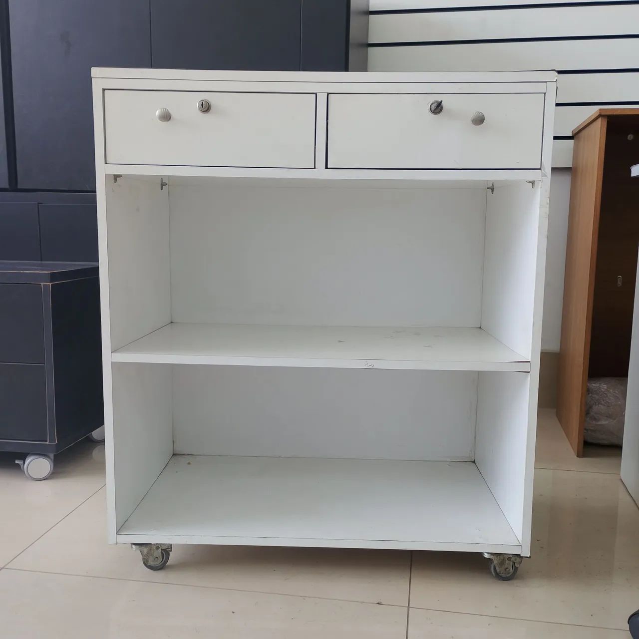 Mesa Auxiliar Multiuso Branca com 2 Gavetas, Prateleiras e Rodinhas