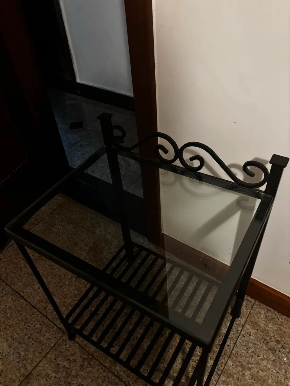 Mesa lateral / criado-mudo vintage em ferro e vidro - Foto 2