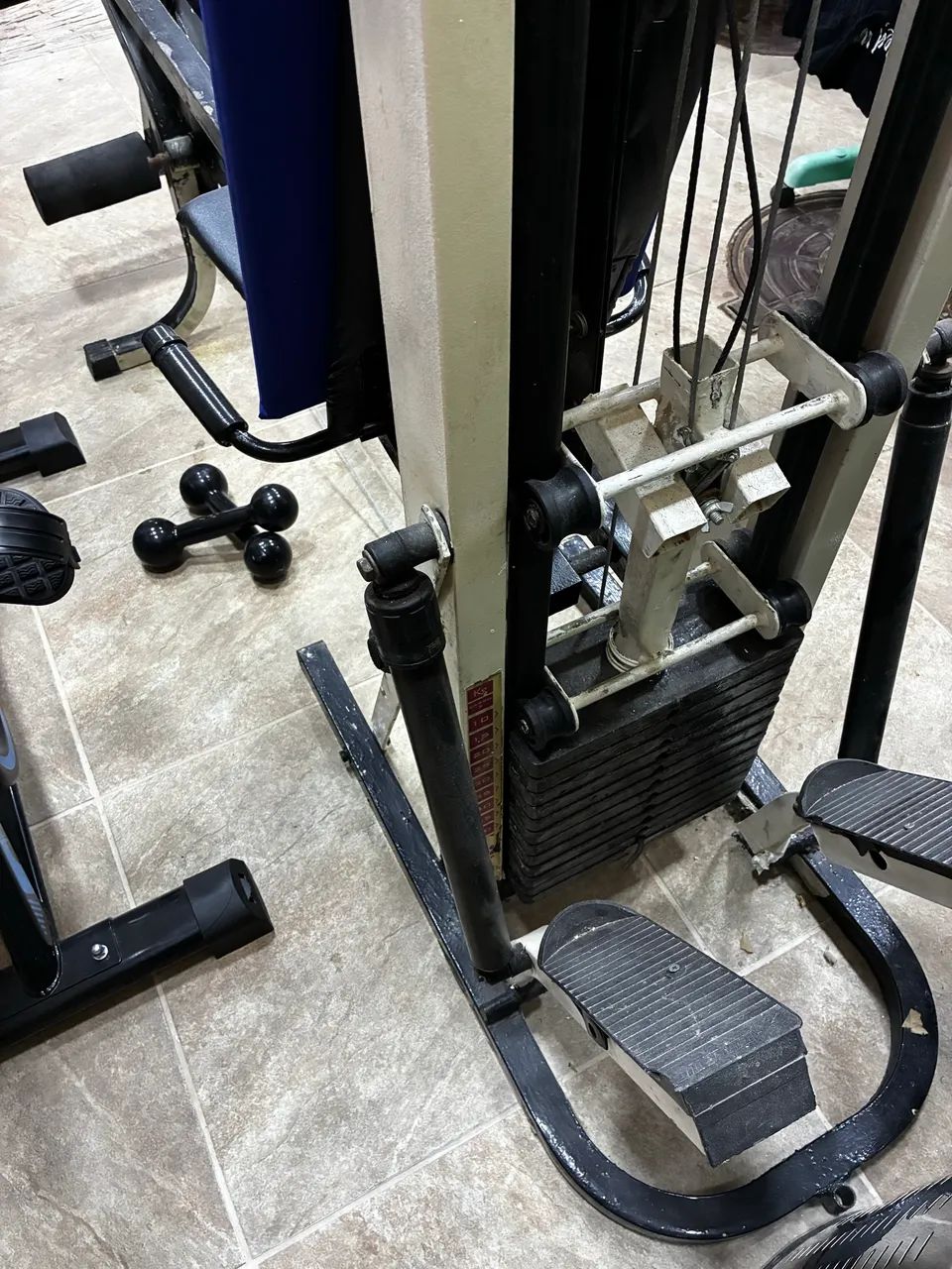 Aparelho de musculação multifuncional.