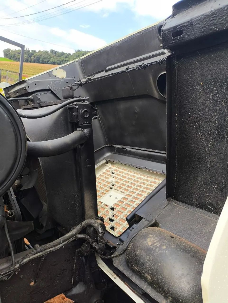 Volvo N10 Traçado 6x4 caçamba  - Foto 12