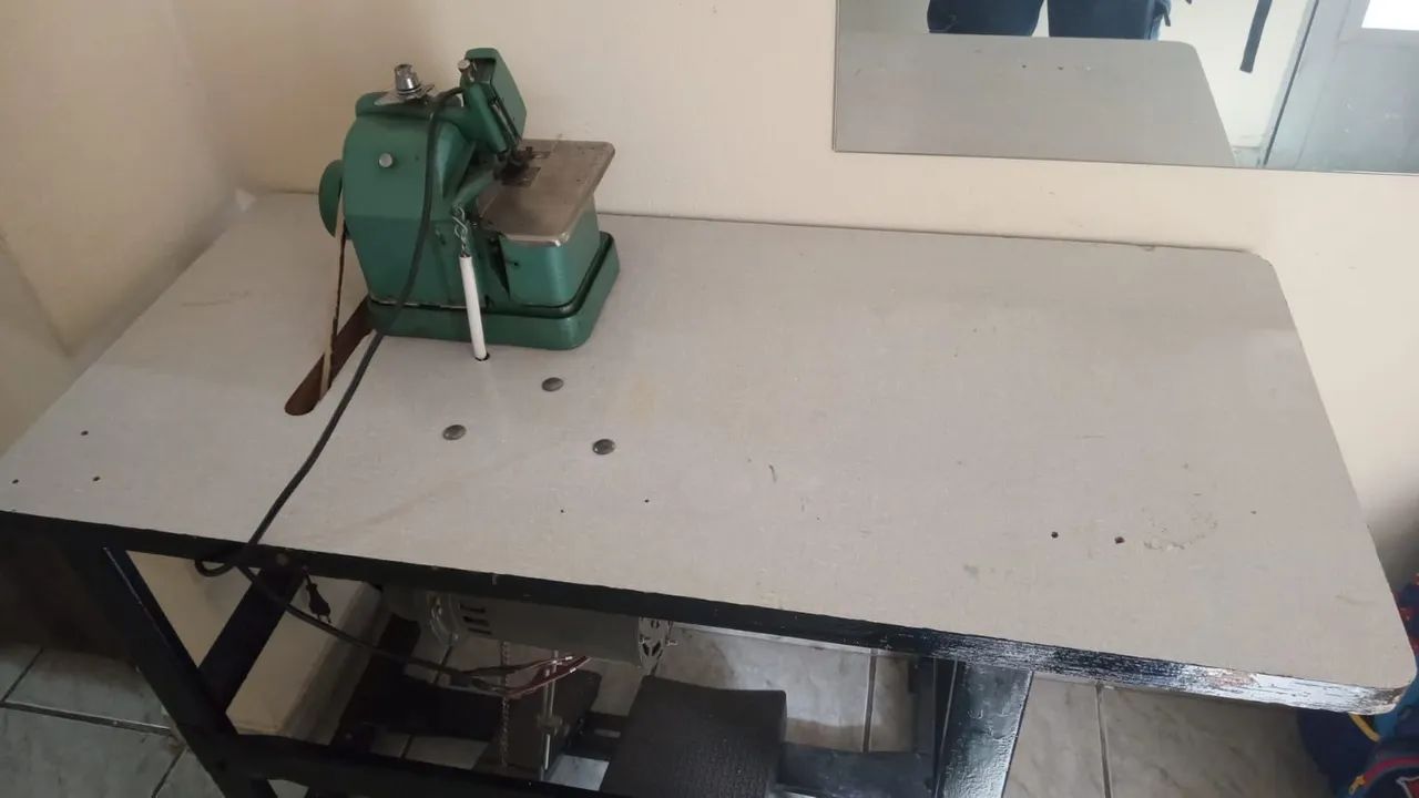 Maquina overlock  com mesa e motor  - Foto 4