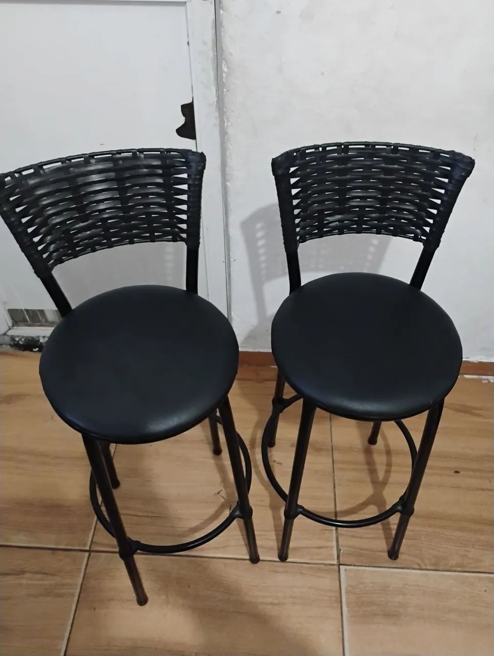 2 banquetas alta preta com mesa - Foto 5