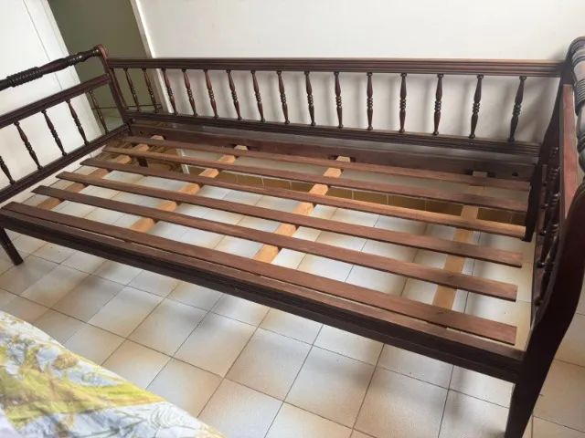 Cama de Solteiro Antiga em Madeira - Cabeceira Trabalhada - Foto 2