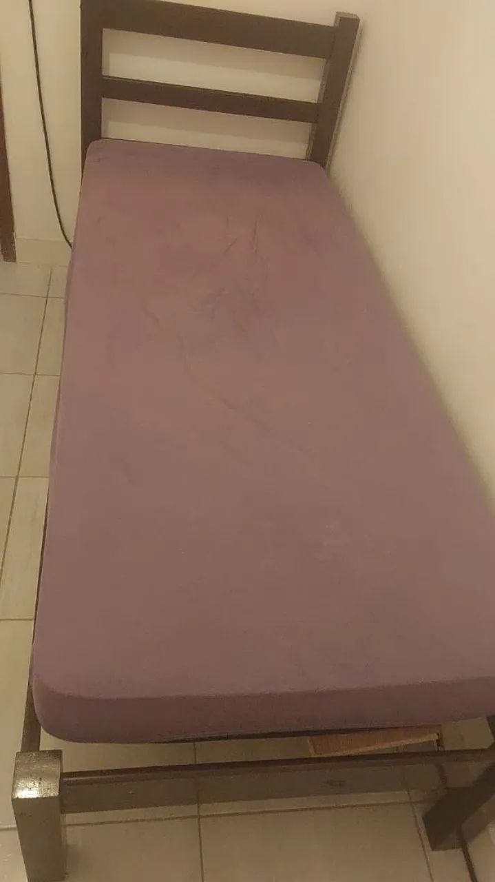 Vendo cama de solteiro em madeira 