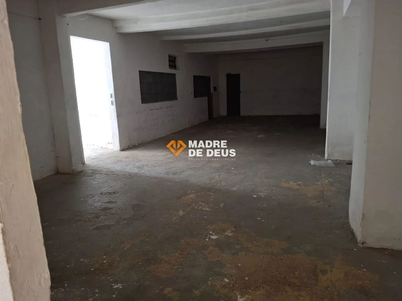 Prédio comercial no bairro Damas