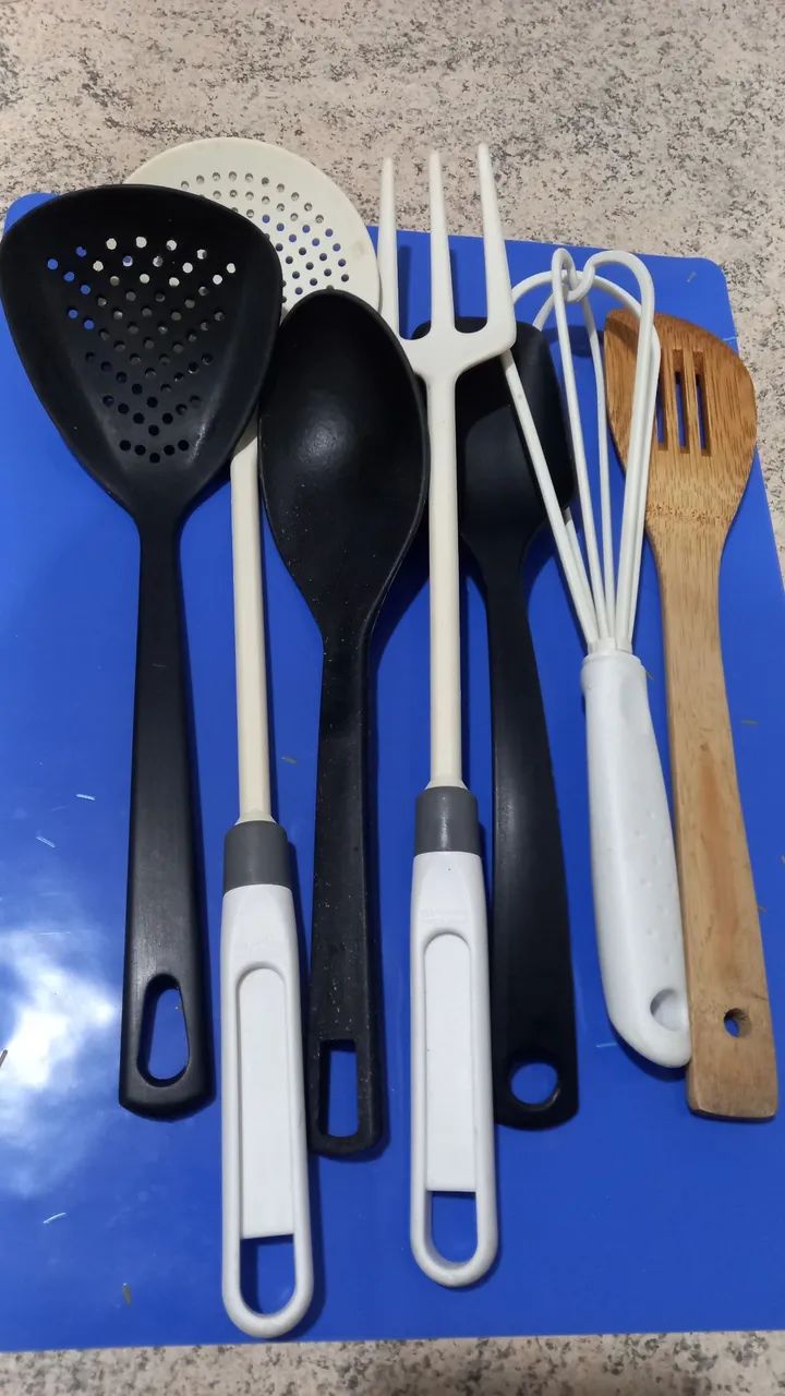 UTENSÍLIOS DE COZINHA VARIADOS BEM CONSERVADOS 