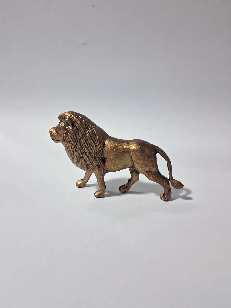 Leão em metal maciço estilo ouro velho 5cm - Foto 2
