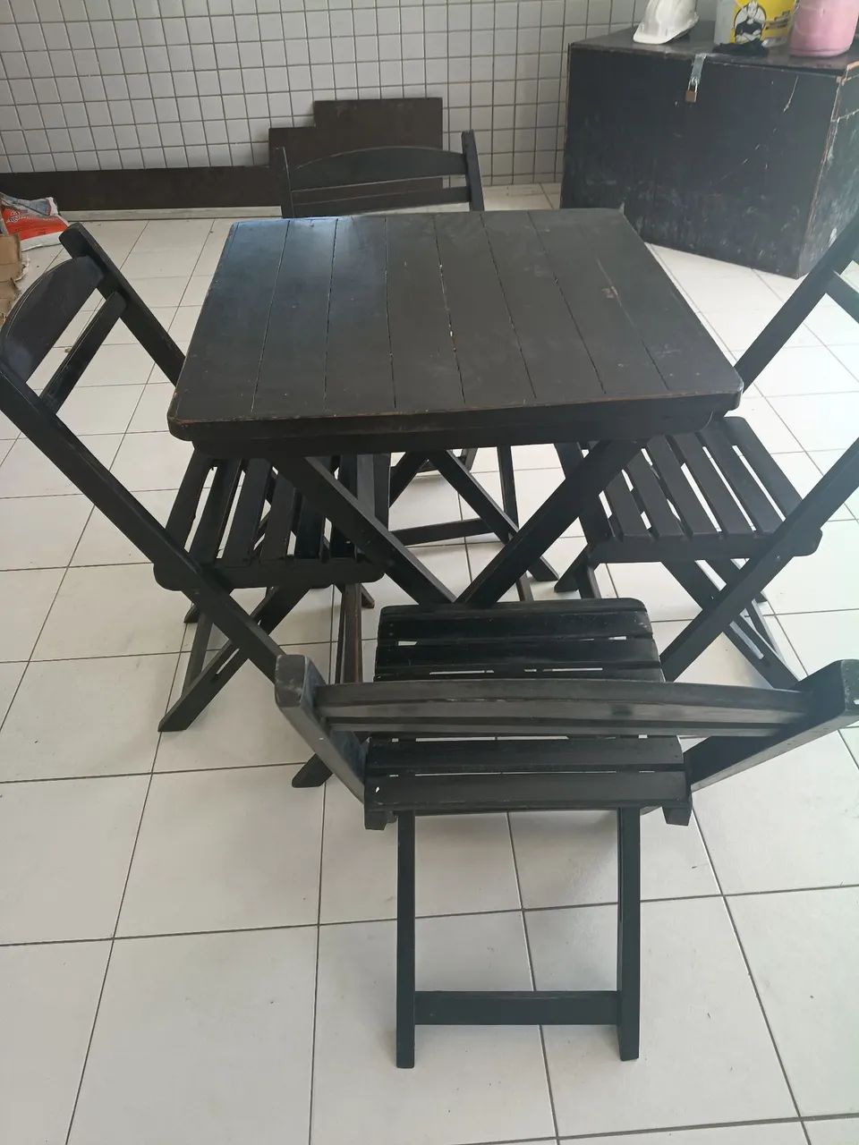 Mesa  de madeira todo em ordem com 4 cadeira - Foto 4