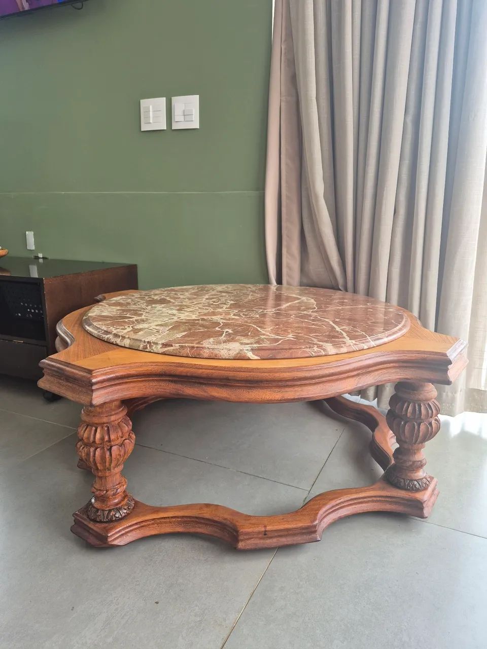 Mesa de centro ou lateral (antiga). 