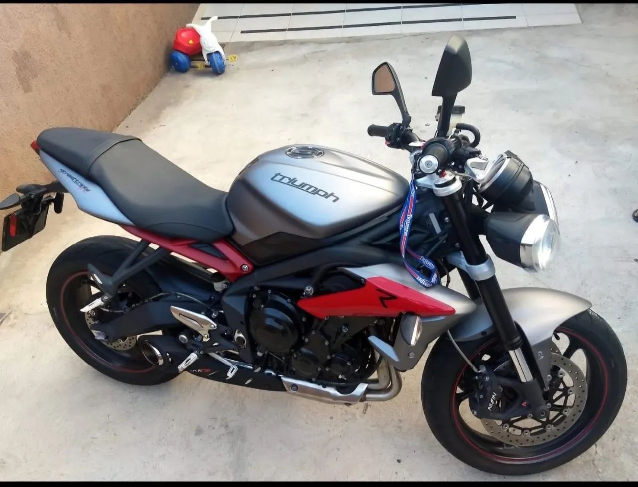 Triumph 675 - Foto 2