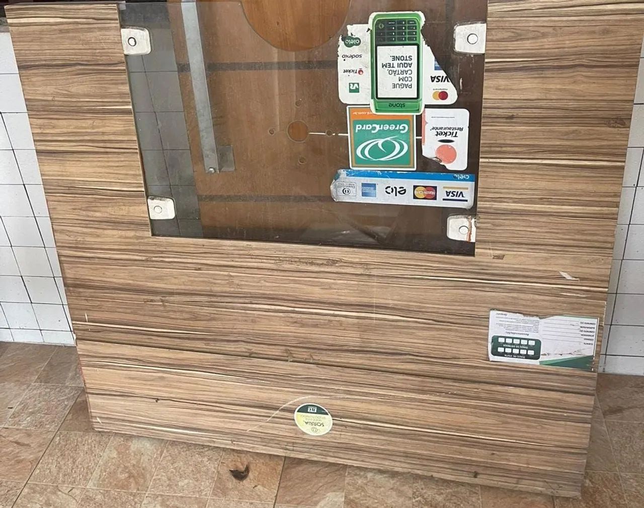Painel em MDF + vidro para guichê de caixa