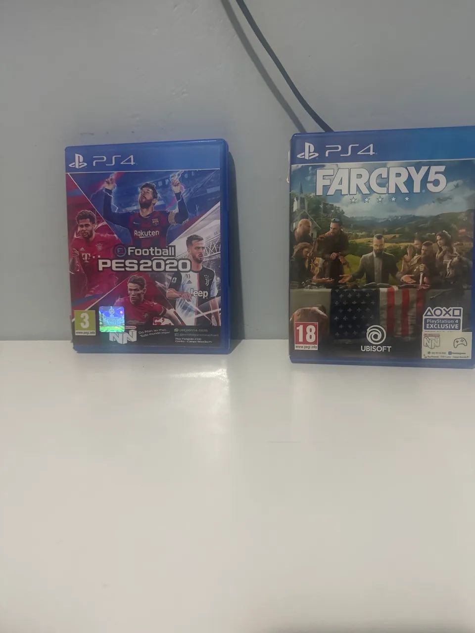 Ps4 com televisão e um controle de ps4 e dois jogos