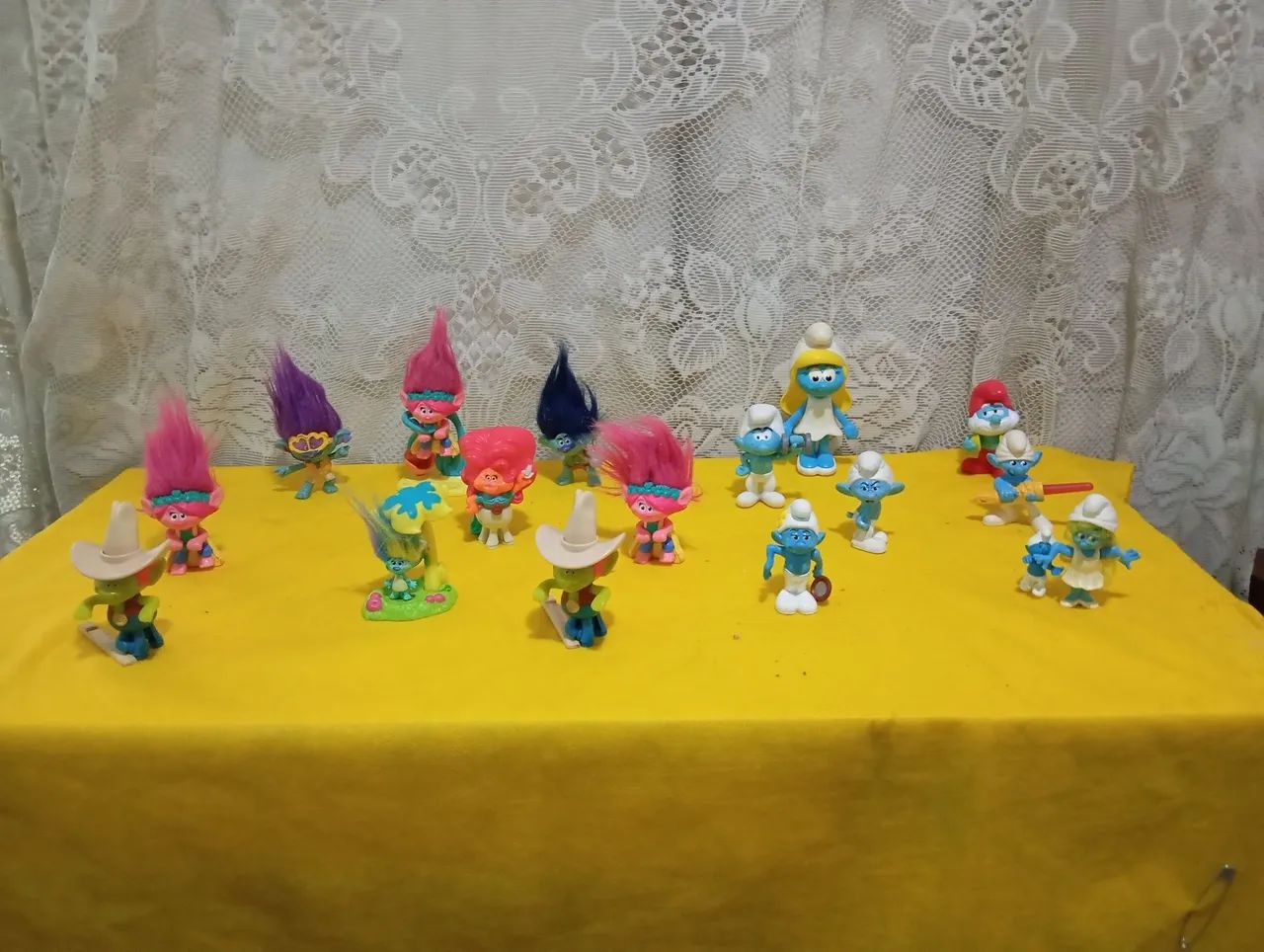Lote de bonecos Smurf e trolls  - Foto 2