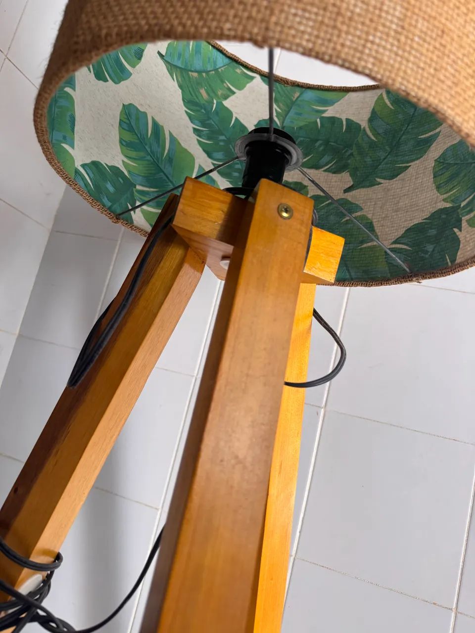 Luminária de piso tripé