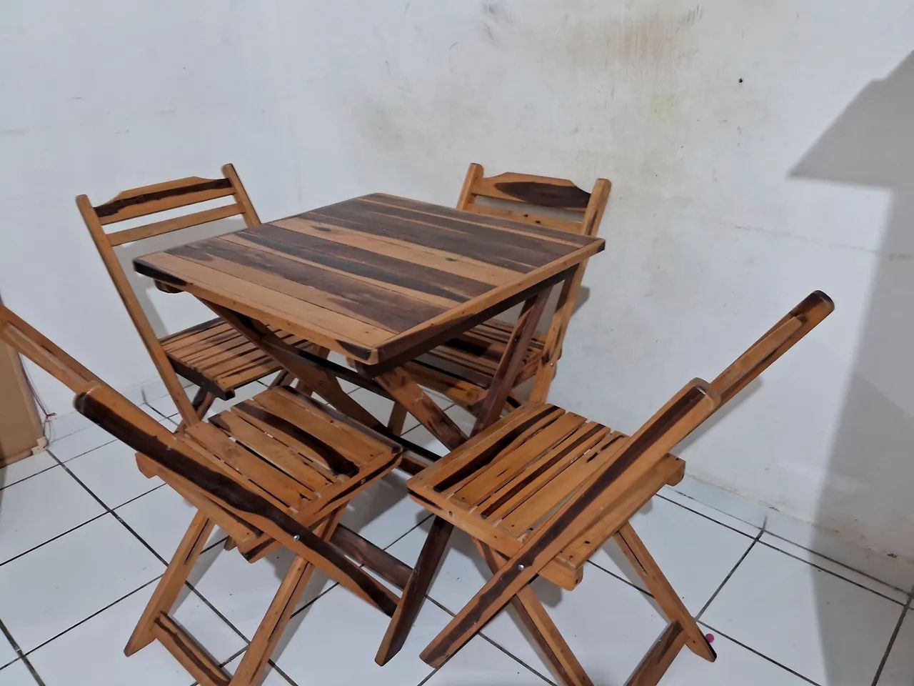 Conjunto de mesa e cadeiras de madeira