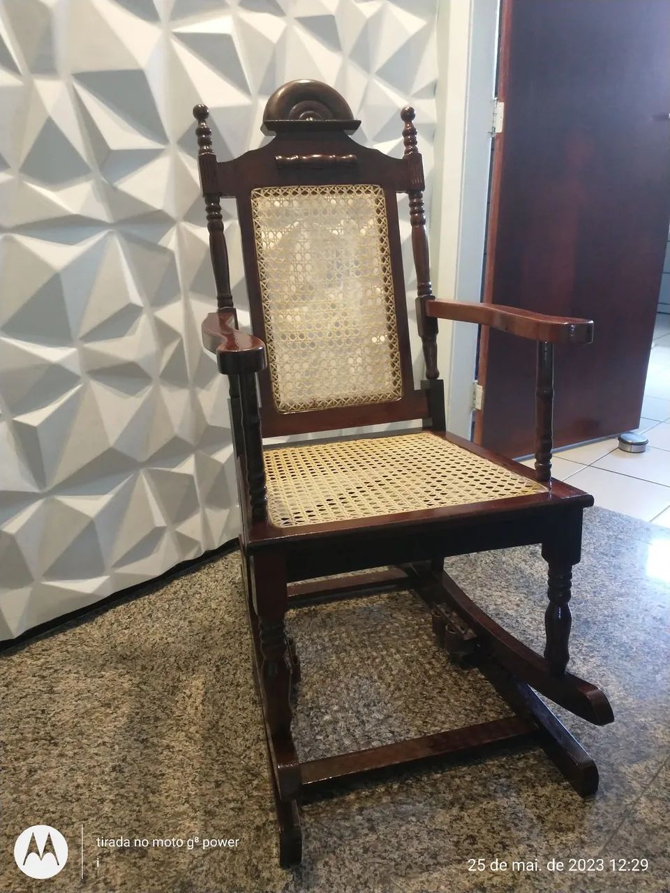 Vendo Cadeira de Balanço  - Madeira  Maciça - Foto 2
