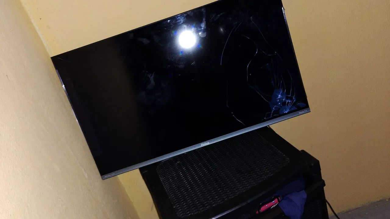 Vendo smartv Philco Roku 32 polegadas pra retirar peças display quebrado 