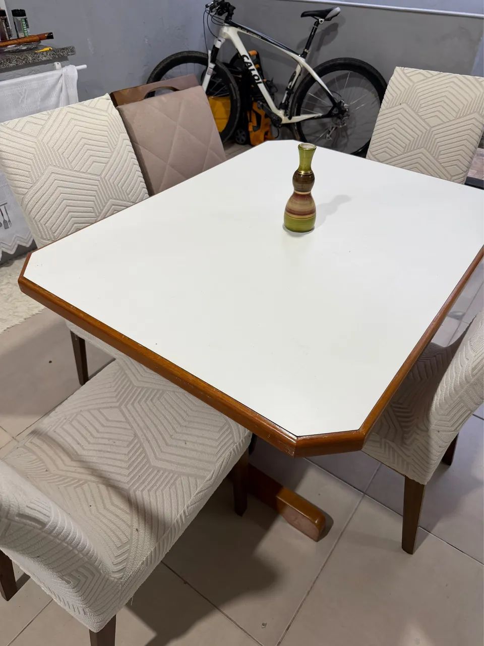 Vendo mesa de madeira maciça com 5 cadeiras 
