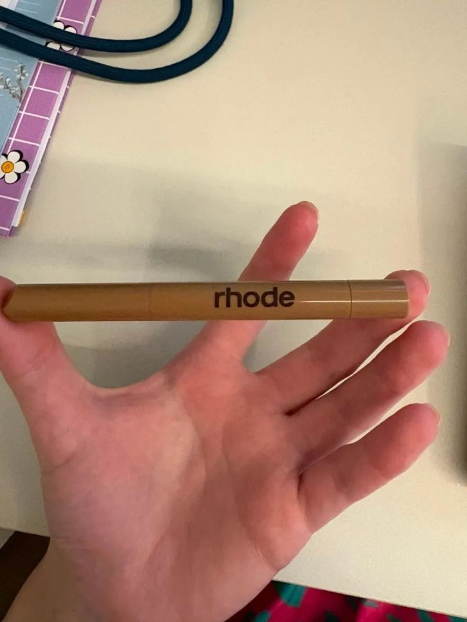 Lápis labial Rhode peptide lip shape tom BEND