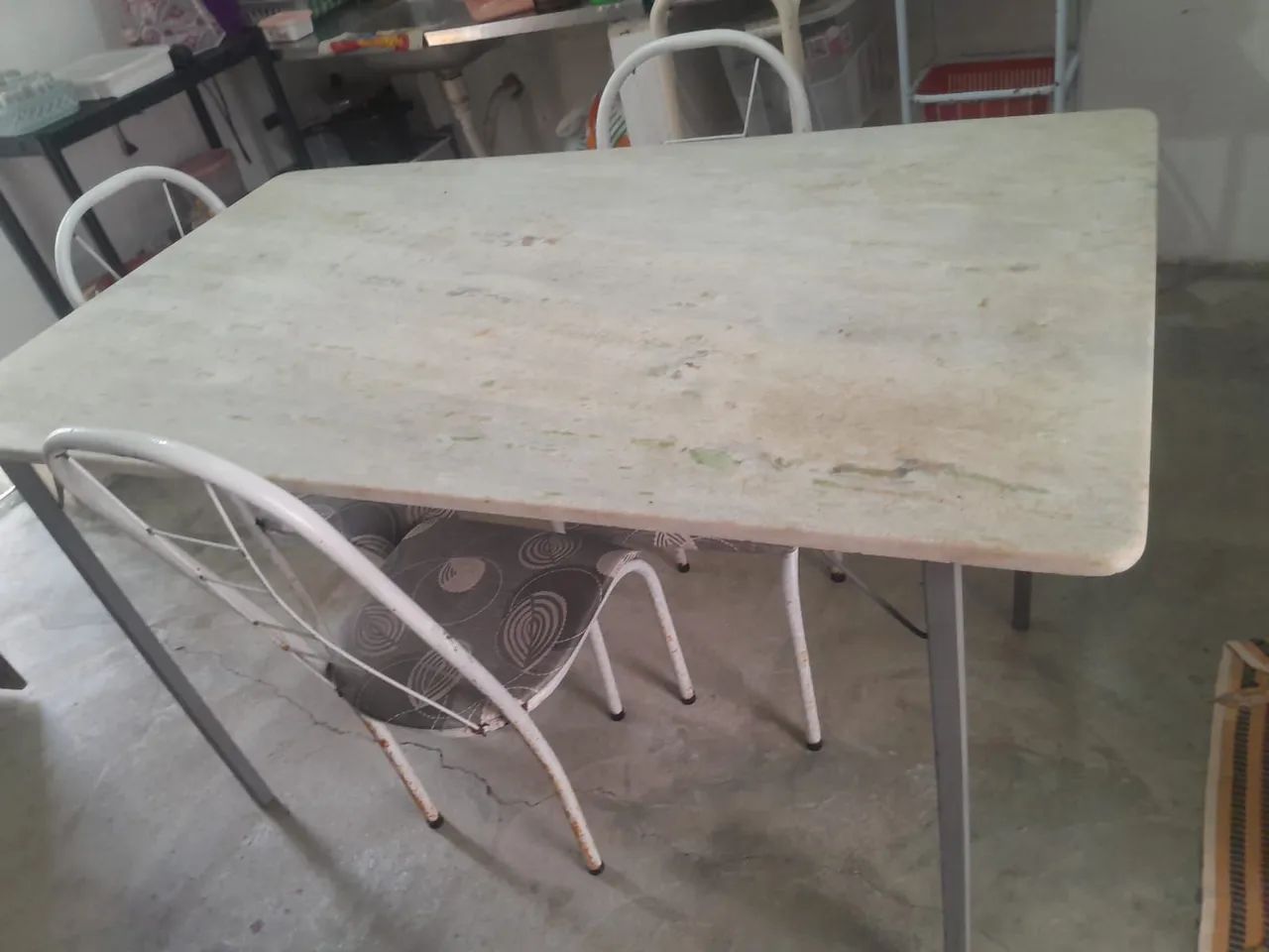 Mesa de mármore c.pe de ferro  