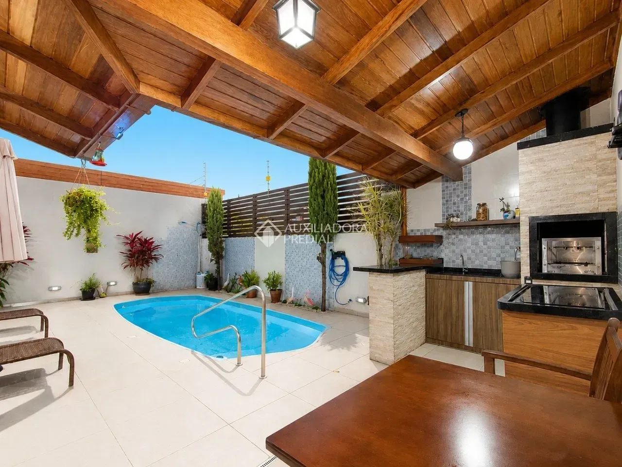 Ampla Casa com 5 dormitórios, Piscina e Área de Lazer Completa em Capoeiras