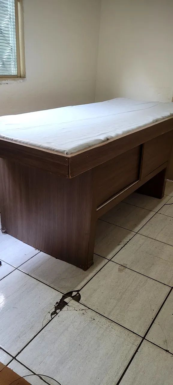 Vende-se Maca de massagem, com baú interno. 