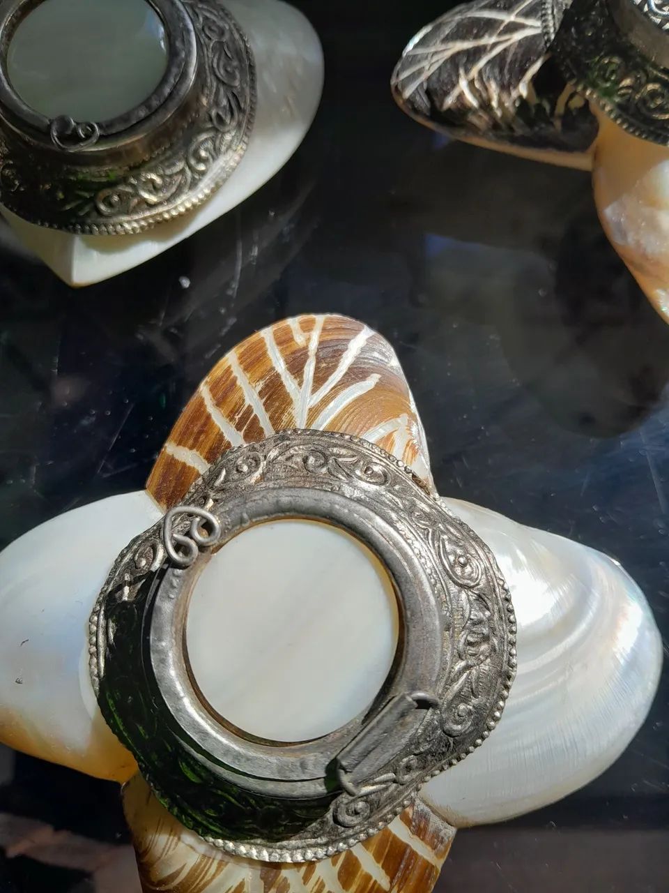 Porta joias antigos feitos de concha e prata - Foto 2