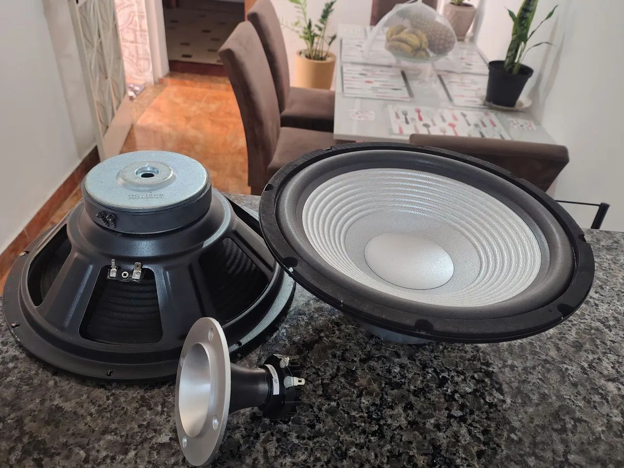 VENDO DOIS AUTO FALANTES SUBEWOOFERS 12 POLEGADAS + CORNETA MULTILASER EXATAMENTE NOVOS!