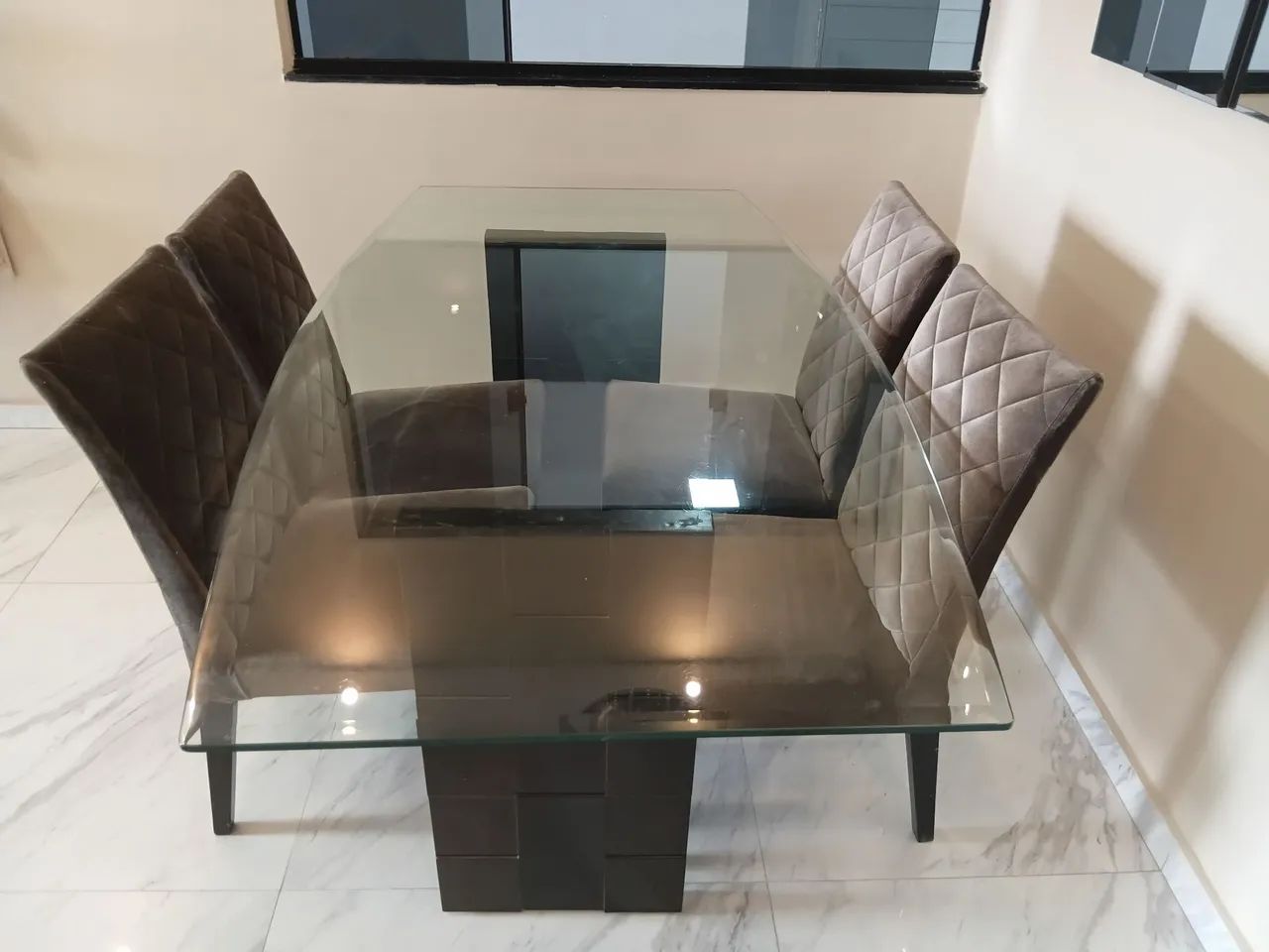 Mesa de jantar com tampo em vidro e 4  cadeiras - Foto 3