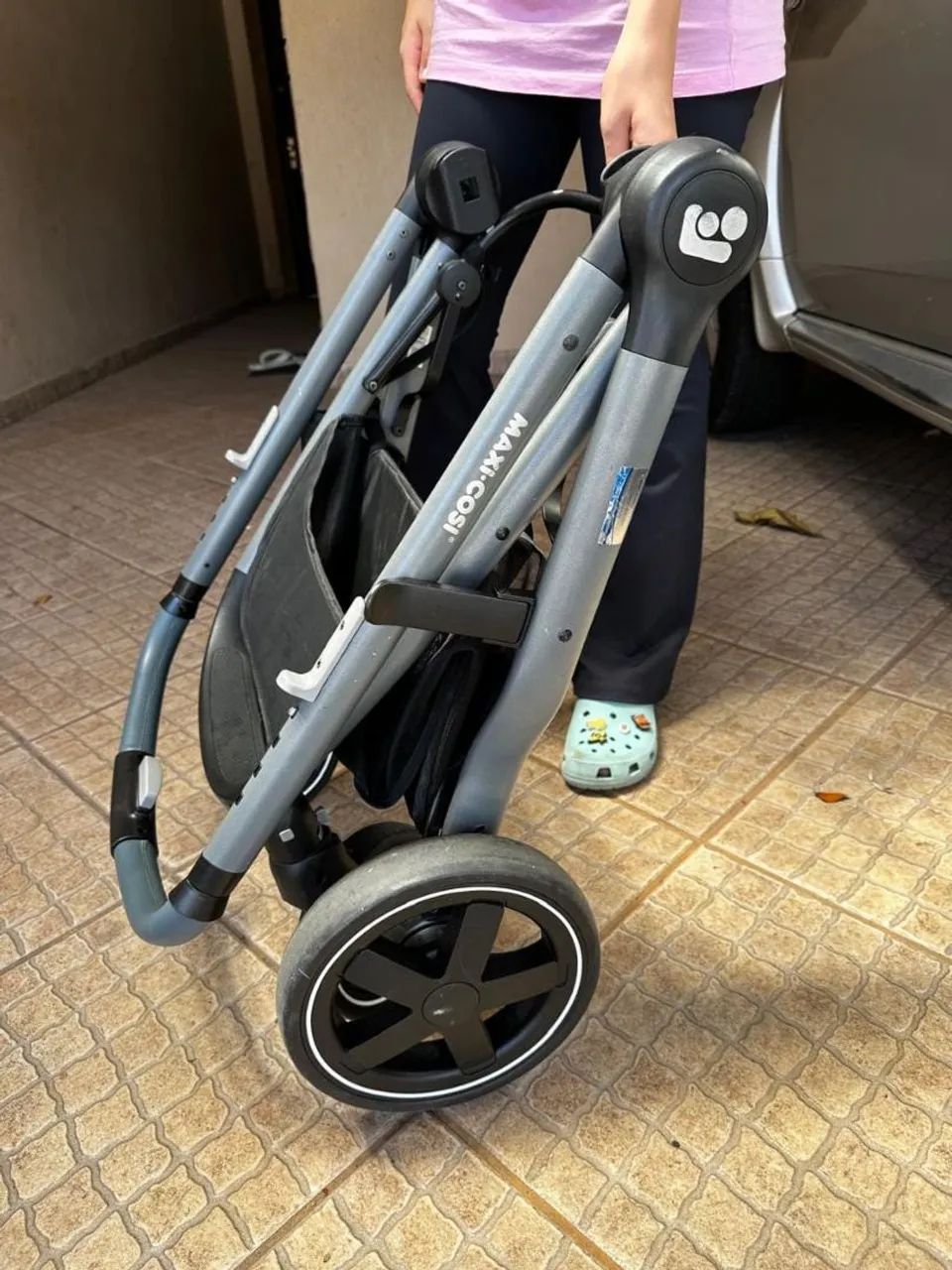 Carrinho de bebê com bebê conforto maxi cosi - Foto 3