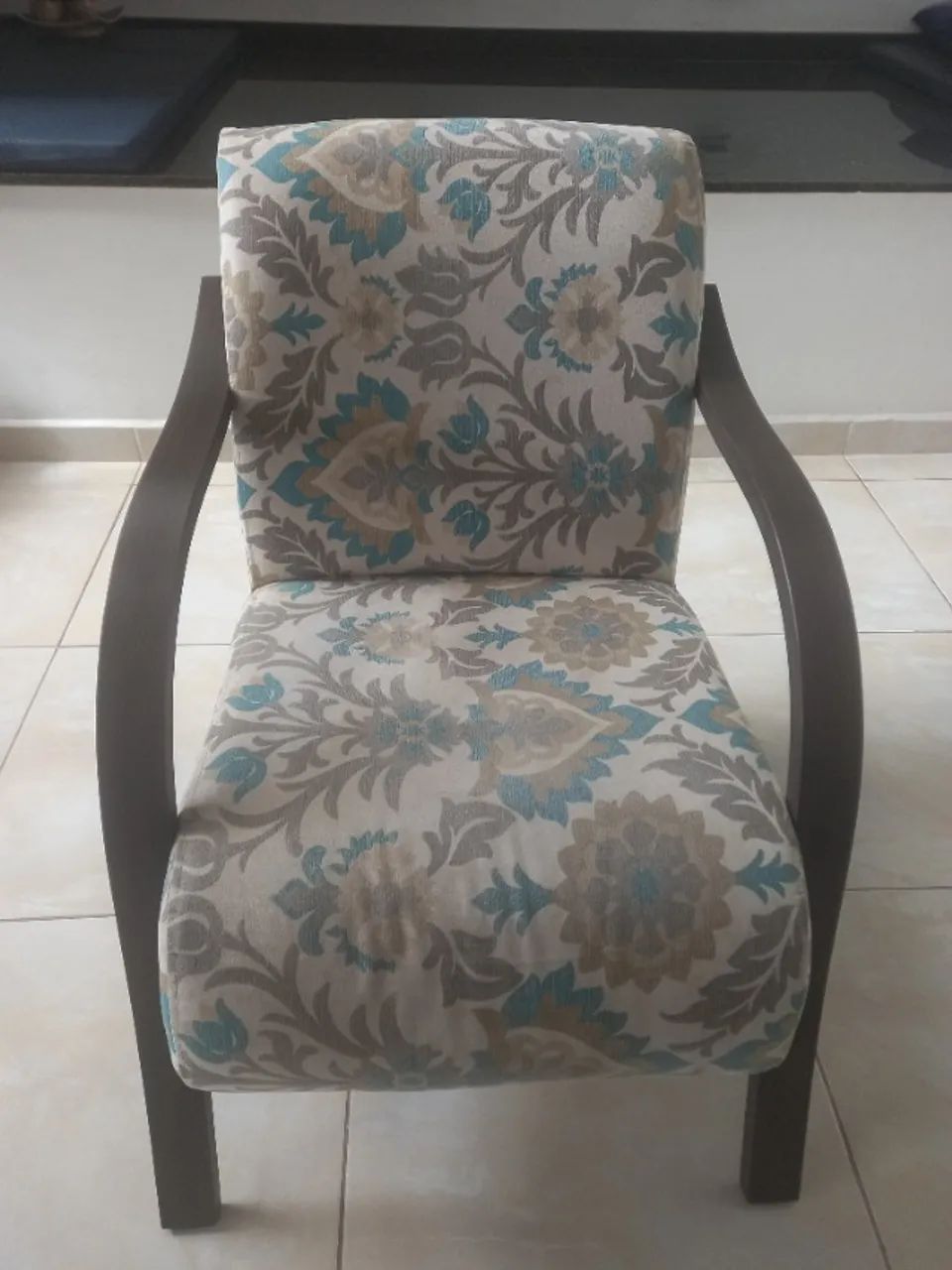 Poltrona em tecido com estampa floral e madeira