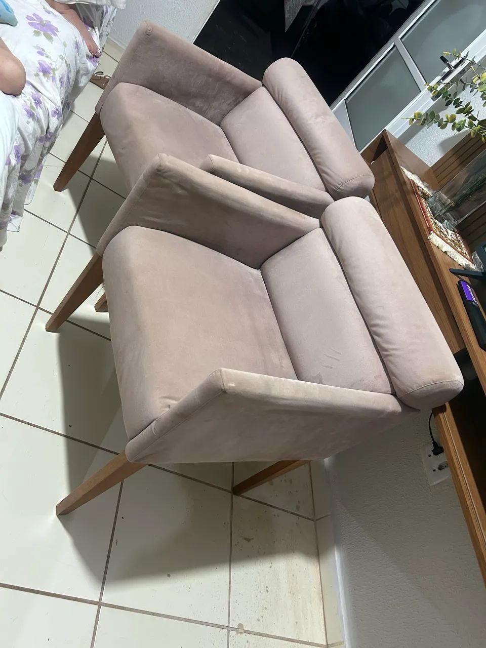 Poltronas de Madeira com Estofado - Confortáveis e Elegantes - Foto 2