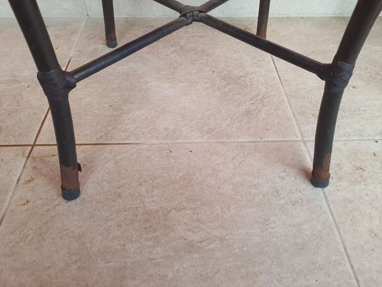 Mesa tampo de vidro de 1 metro de diâmetro com 4 cadeiras acolchoadas. - Foto 5